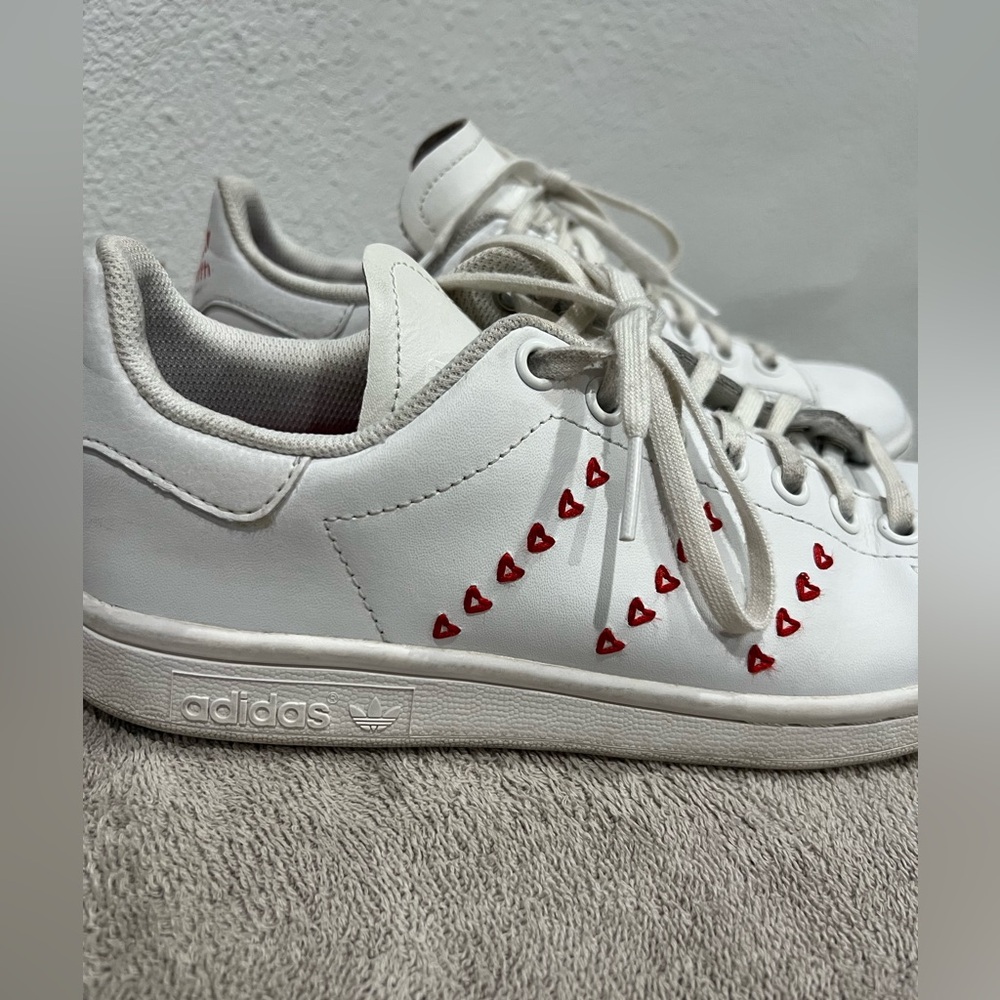 Adidas Stan Smith White w/Red Heart Detail-Size 5.5